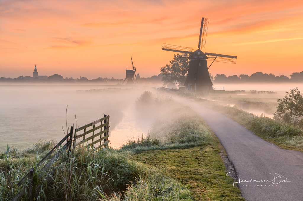 Een sfeervolle zonsopkomst bij de molens