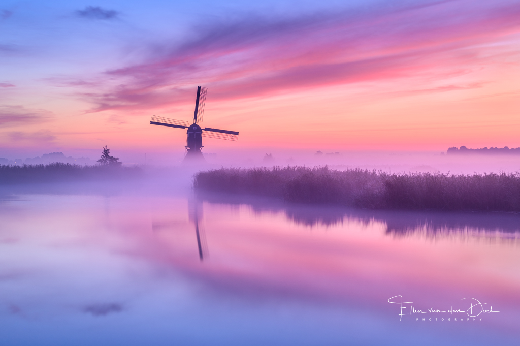 Zonsopkomst met een vleugje mist bij Streefkerk.