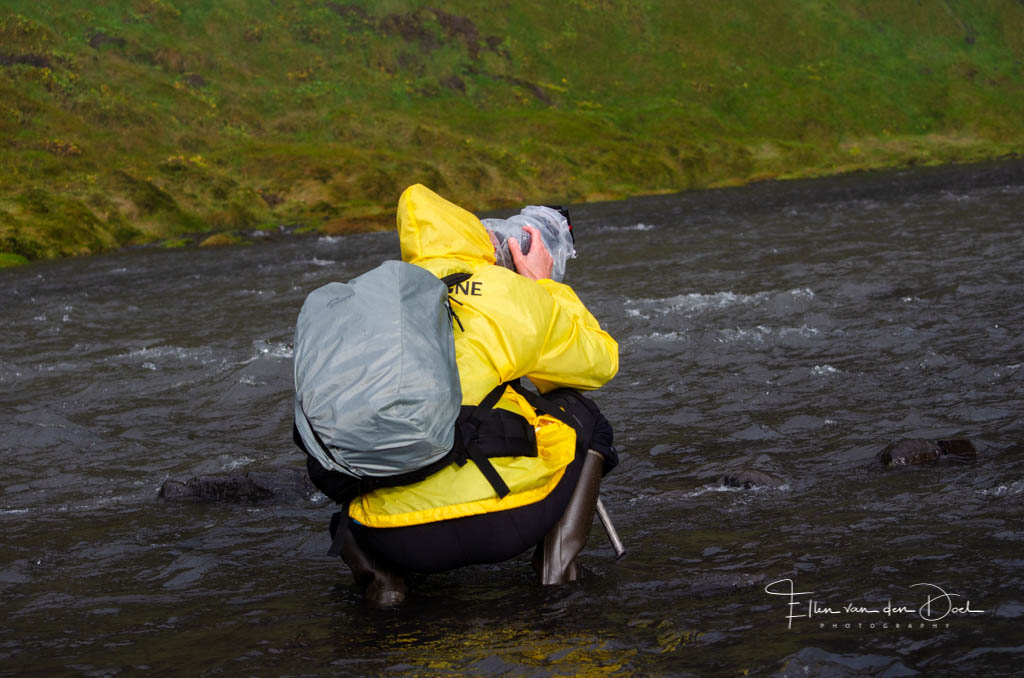 Fotograaf met regenkleding