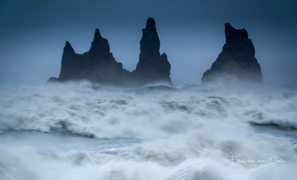 Stormachtige wind en een ruige zee in IJsland