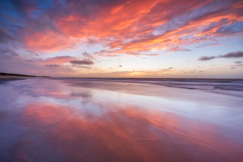 Kleurrijke zonsondergang op het strand
