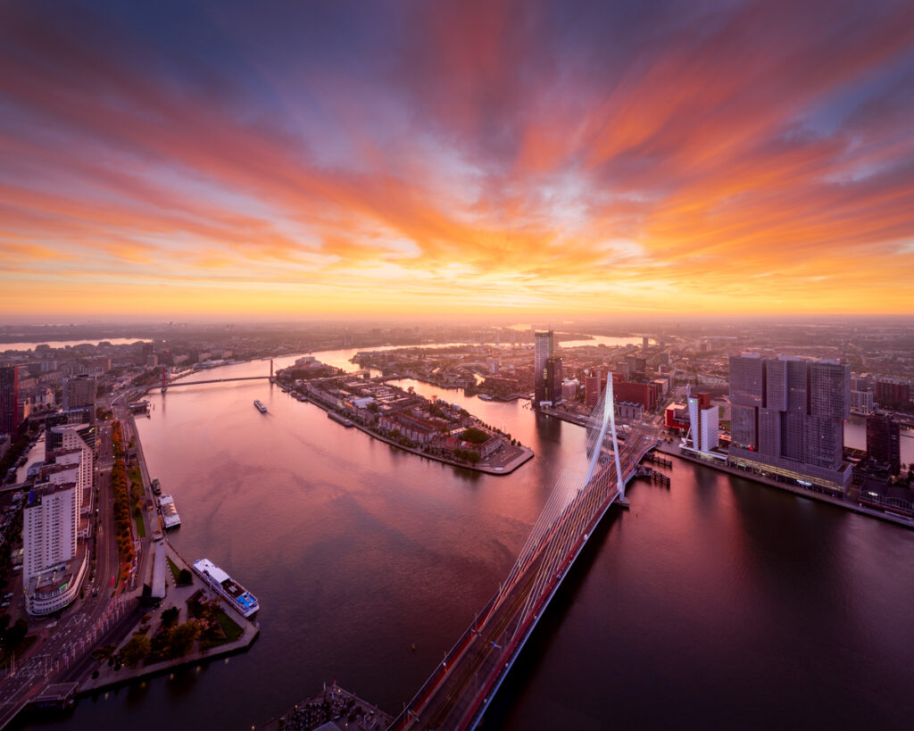 Zonsopkomst boven Rotterdam