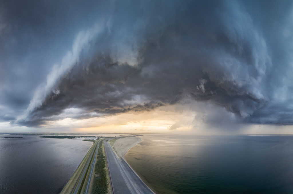 Spectaculaire buien lucht tijdens zonsondergang boven zee