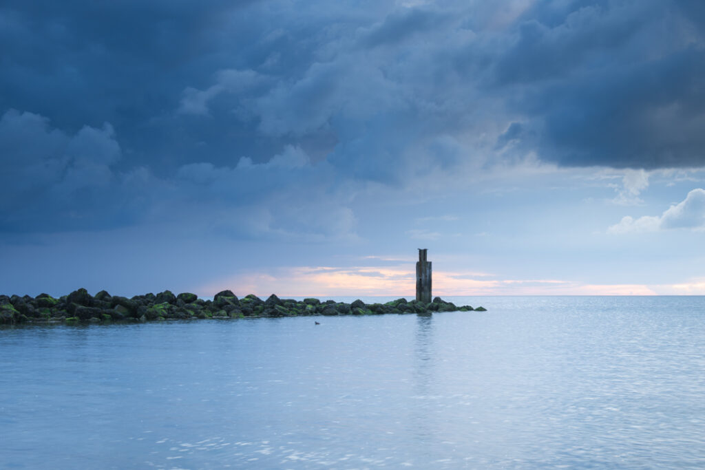 Spectaculaire buien lucht tijdens zonsondergang boven zee