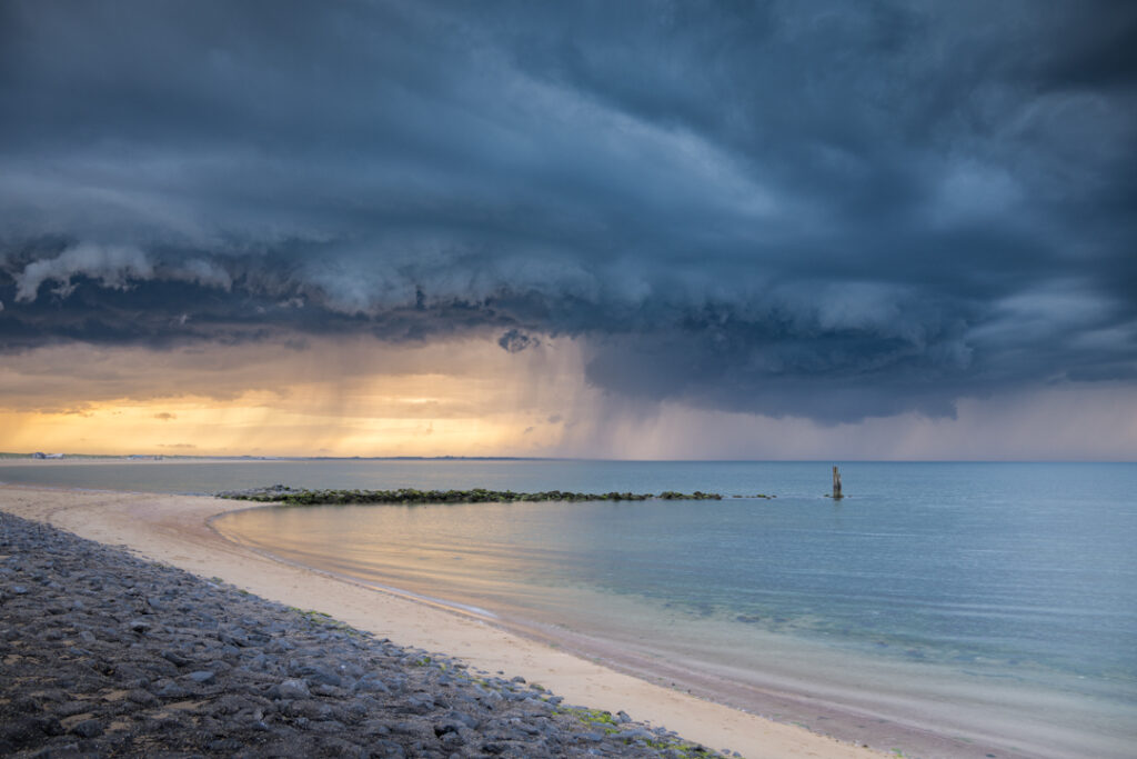 Spectaculaire buien lucht tijdens zonsondergang boven zee