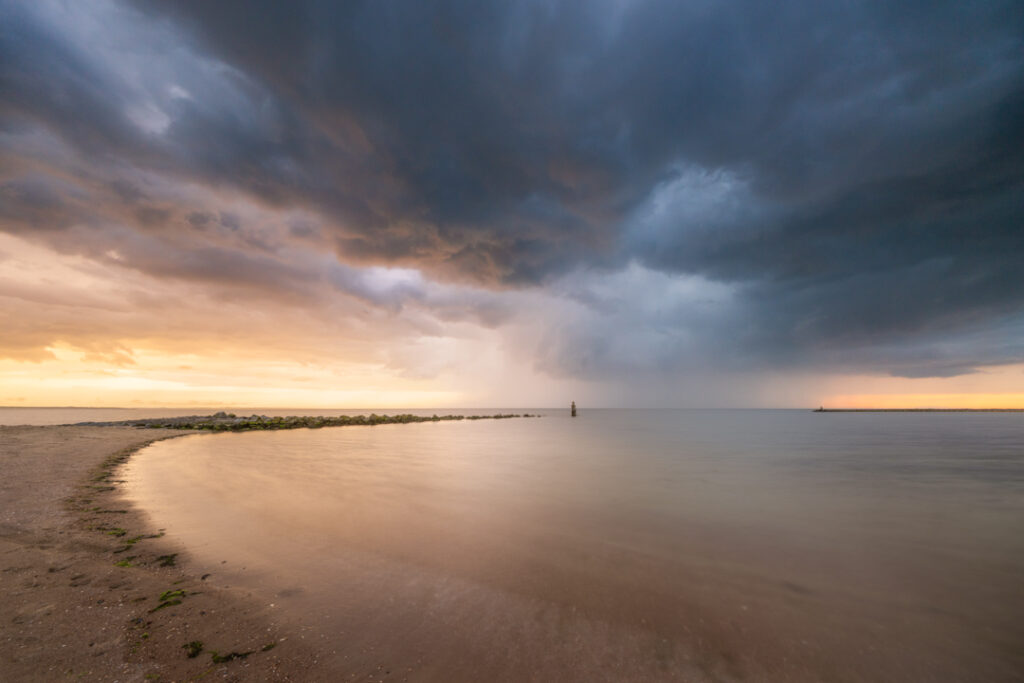 Spectaculaire buien lucht tijdens zonsondergang boven zee