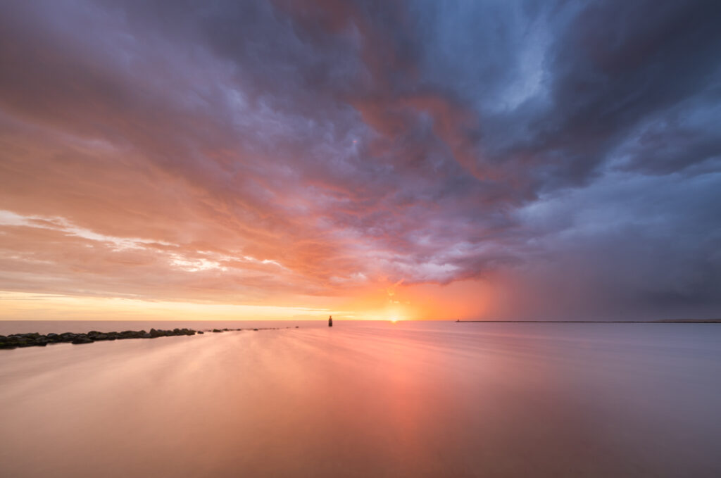 Spectaculaire buien lucht tijdens zonsondergang boven zee