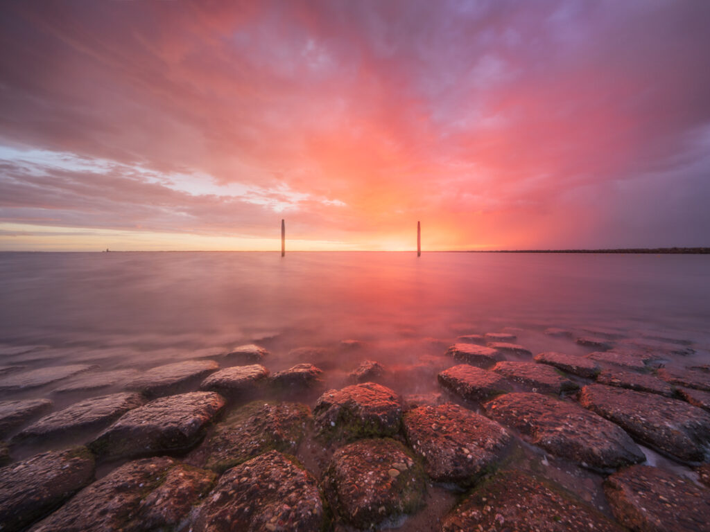 Spectaculaire buien lucht tijdens zonsondergang boven zee