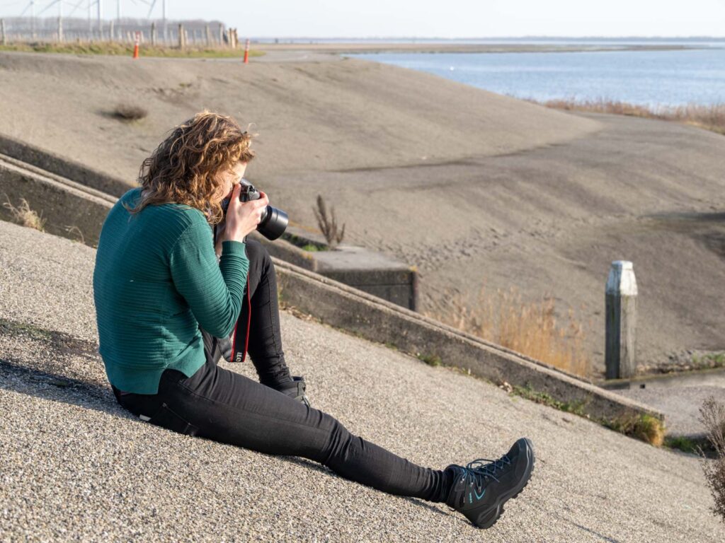 Deelnemers oefenen met de camera tijdens de basisworkshop fotografie