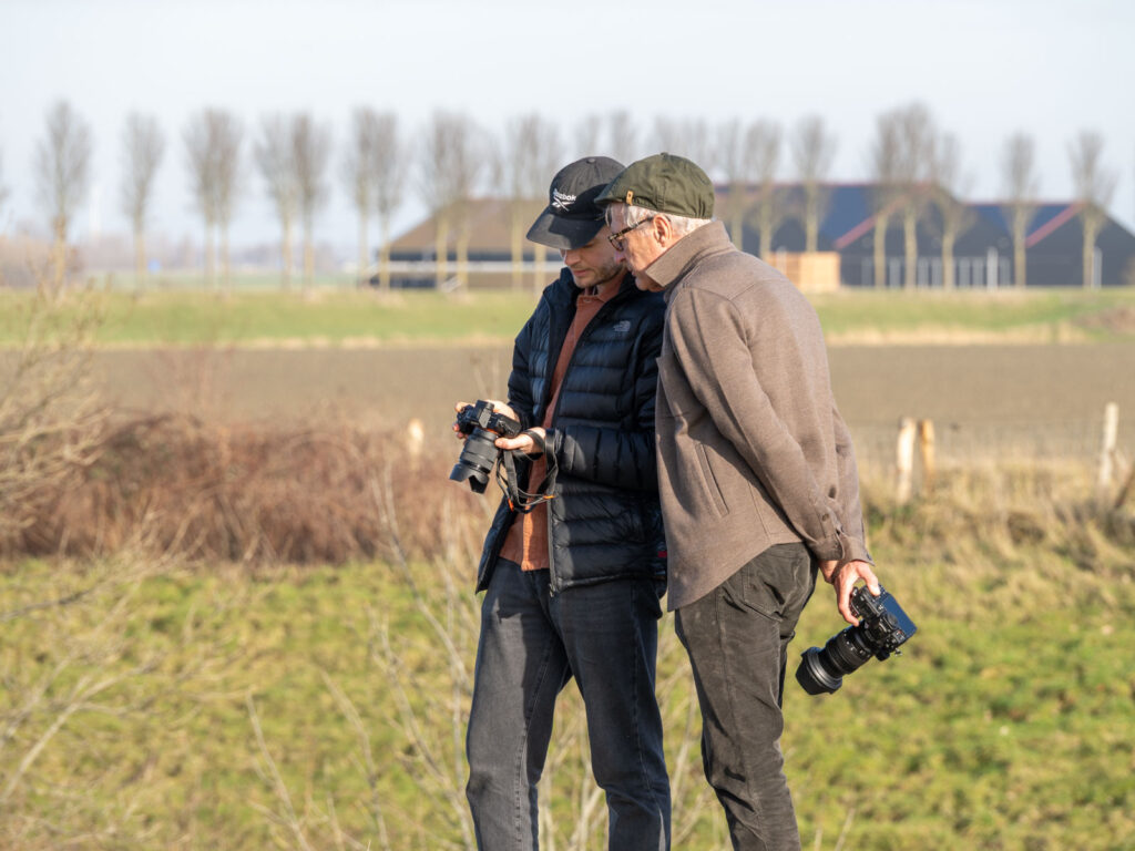 Deelnemers oefenen met de camera tijdens de basisworkshop fotografie