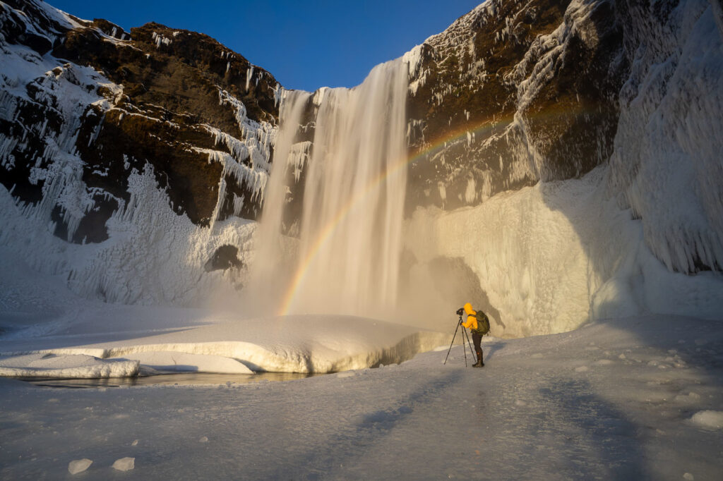 Ellen in actie in IJsland bij een waterval