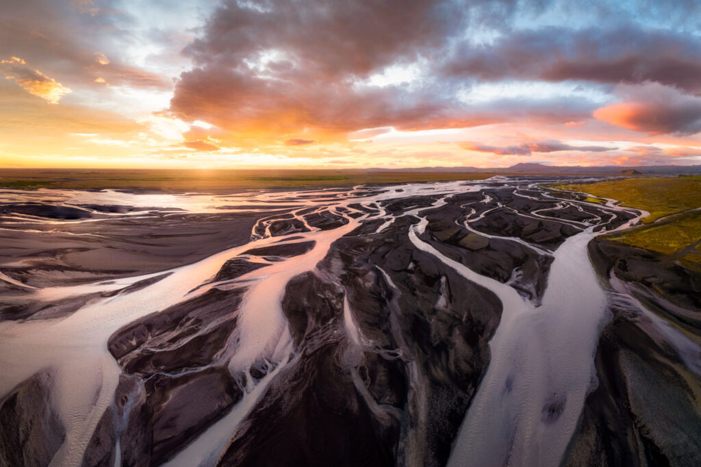 Dronefoto boven gletsjerrivieren IJsland