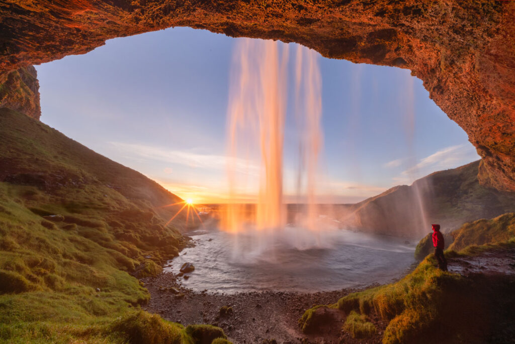 Ellen van den Doel bij een waterval
