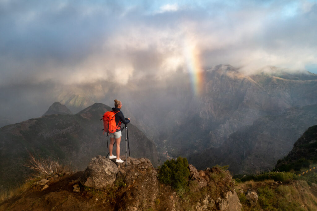 Ellen van den Doel op Madeira tijdens een regenboog