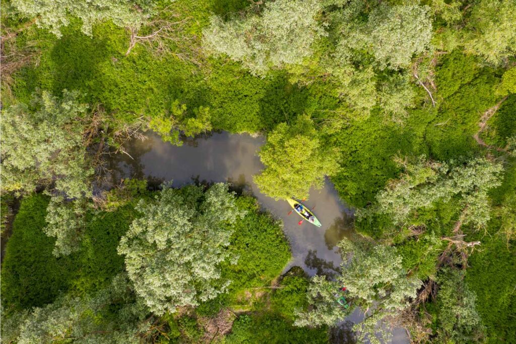 Dronefoto van een kano