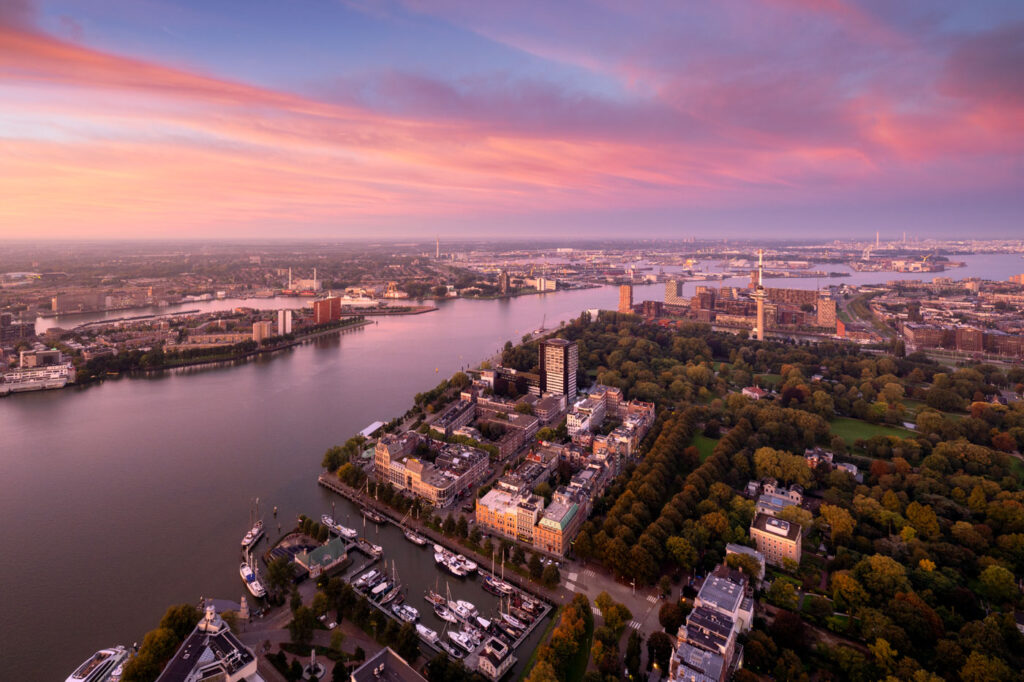 Uitzicht over Rotterdam met zonsopkomst