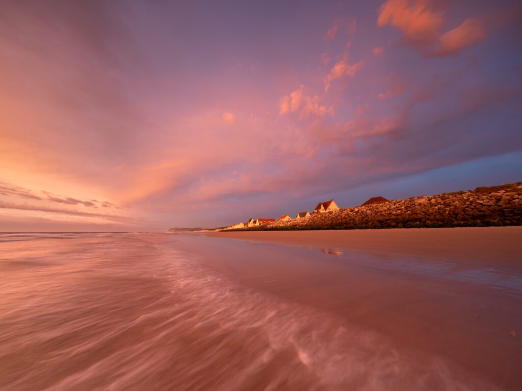 Gekleurde zonsondergang op het strand van de Opaalkust