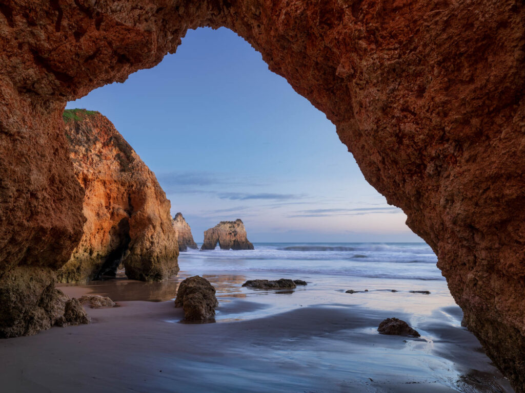 Doorkijk onder klif kusten Algarve