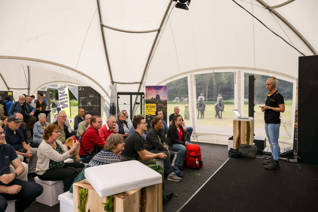 Ellen van den Doel in actie tijdens een lezing
