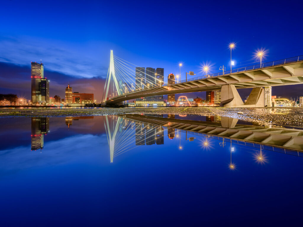 Avondfotografie van de Erasmusbrug in Rotterdam