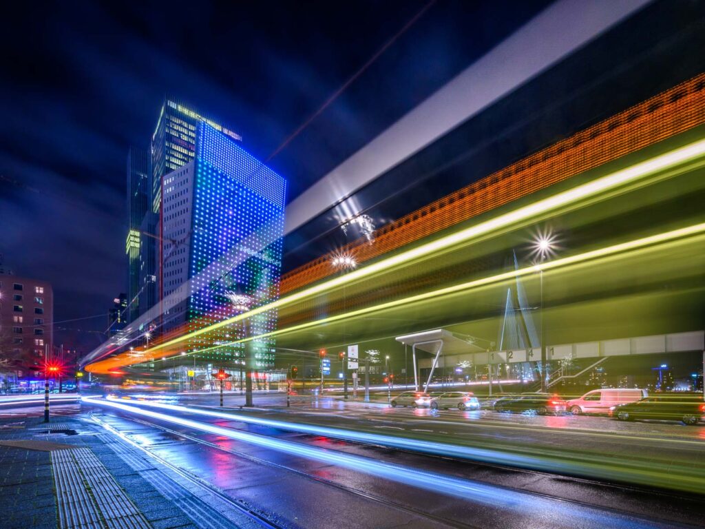 Rotterdamse architectuur en stadslichten in de avond