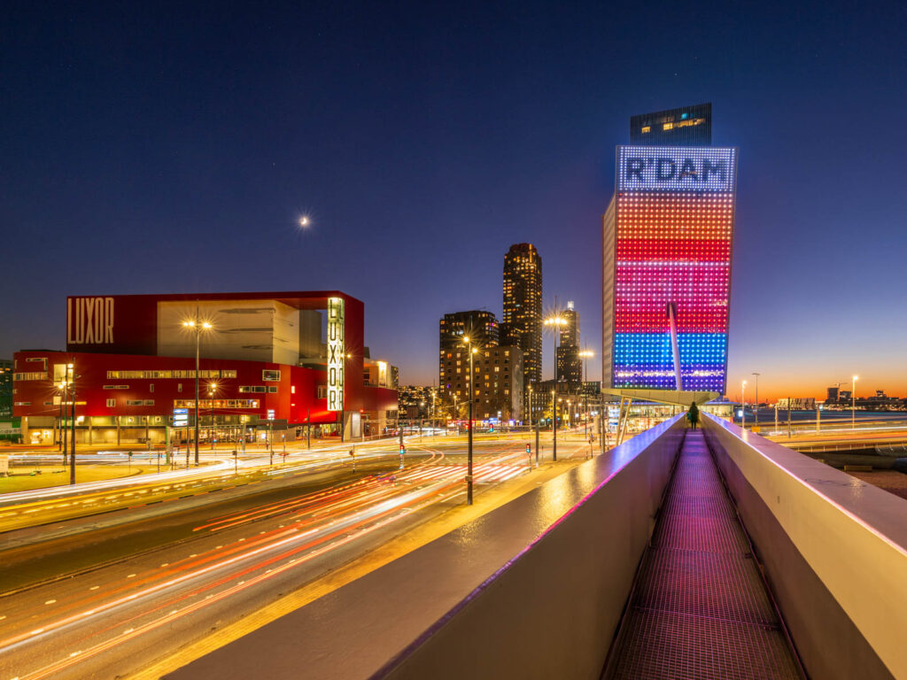 Rotterdamse architectuur en stadslichten in de avond