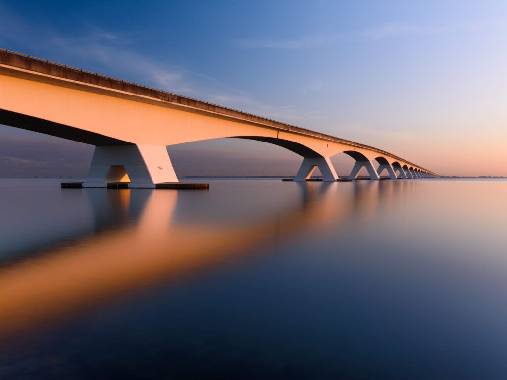 Lange sluitertijd foto van de Zeelandbrug